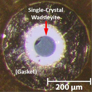 Single-crystal wadsleyite loaded in a diamond anvil cell (DAC)